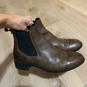 Coach and Four Isetta Chelsea Boots Women'so Size 6
